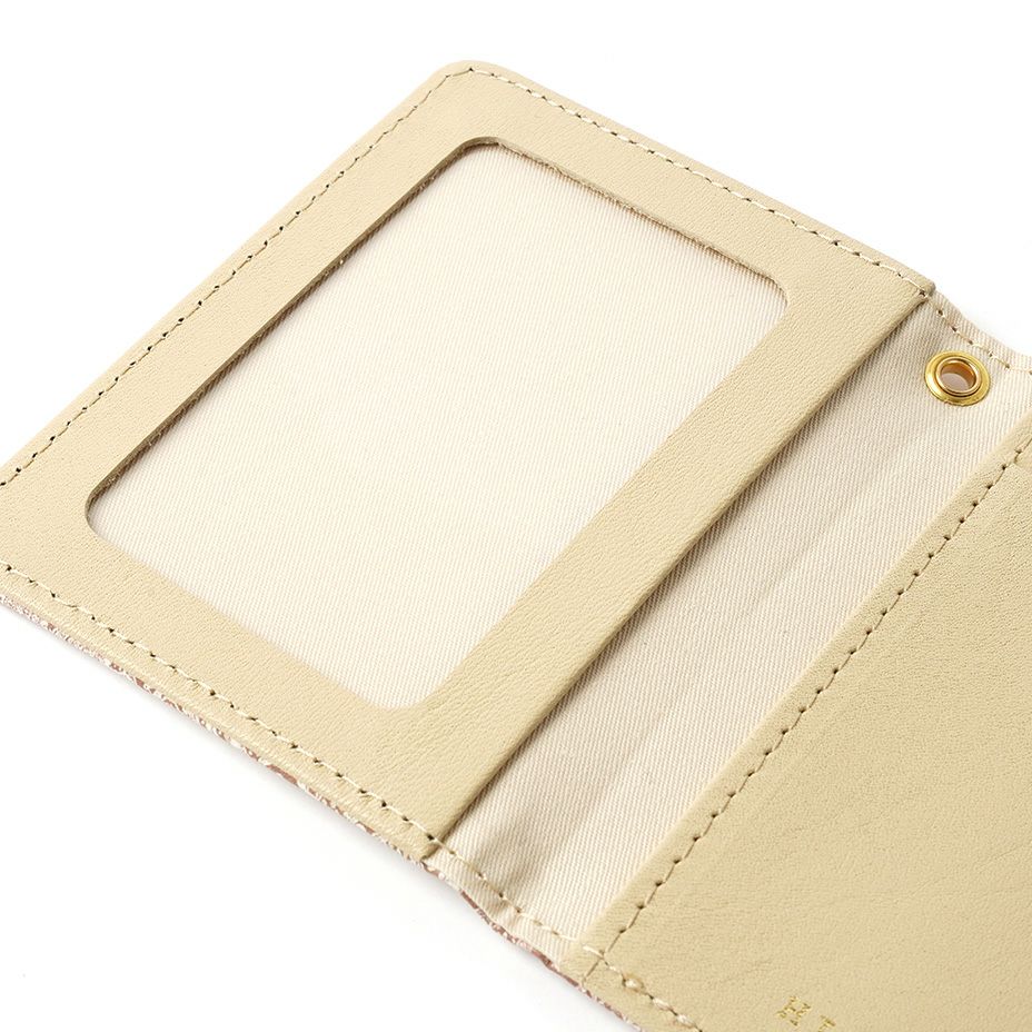 提示が必要なカードを入れることができるクリアポケット付き