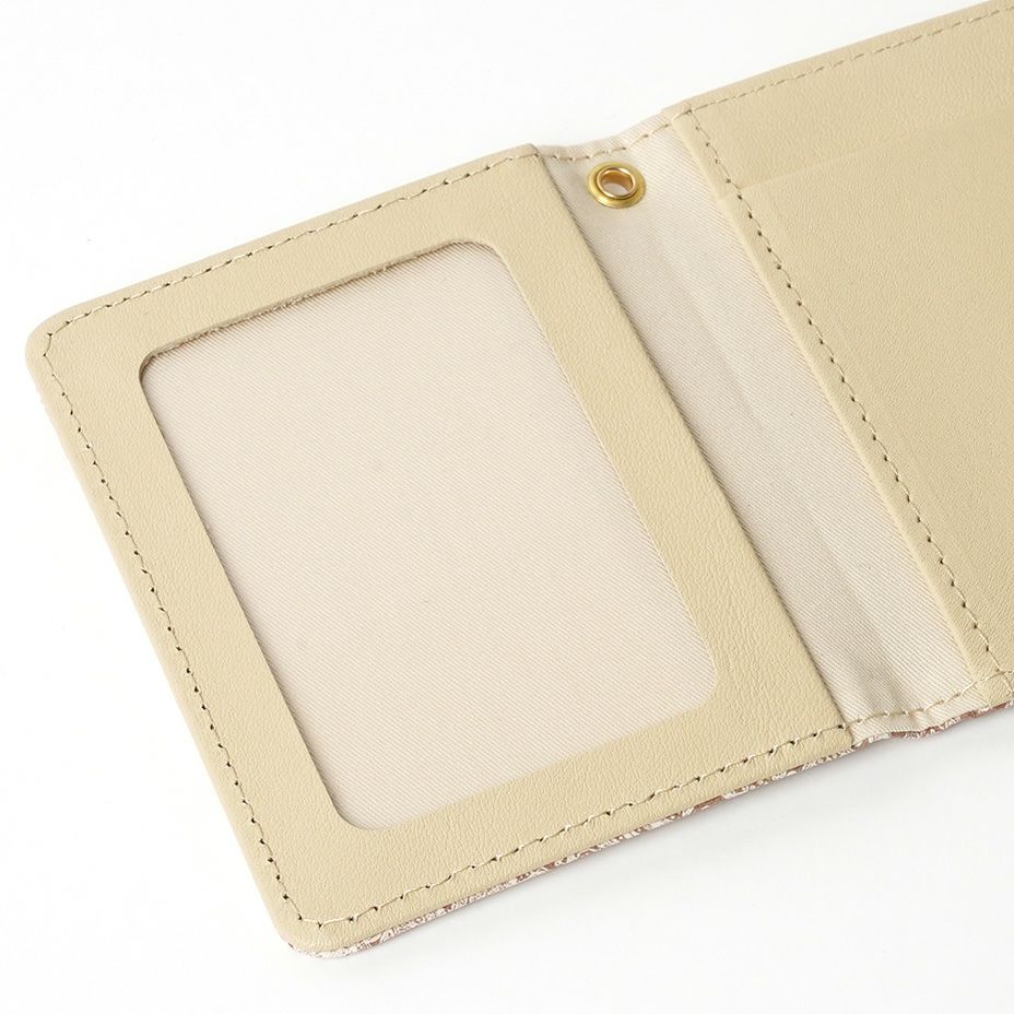 提示が必要なカードを入れることができるクリアポケット付き