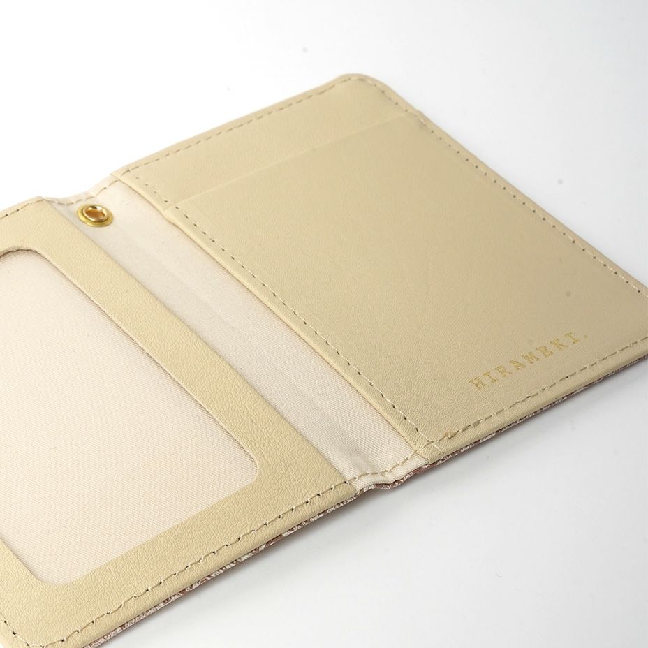 他人に定期区間が見られることの無い安心なカードポケットは2か所。 HIRAMEKIのロゴをゴールドで箔押し♪