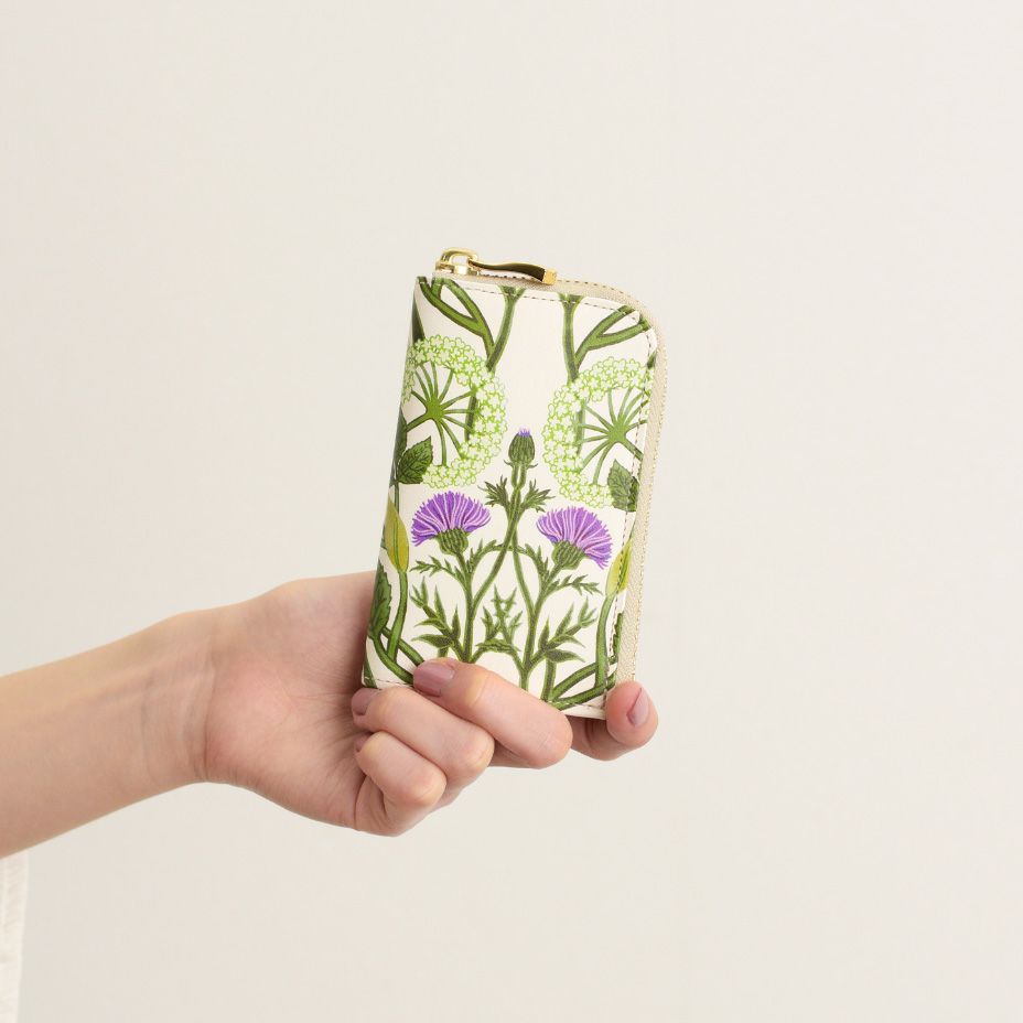 一枚革を贅沢に使用。裏表どちらのデザインもたのしめます。