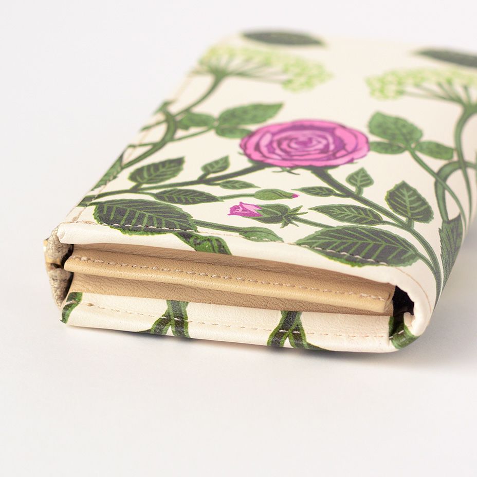 マチ付きなので、スマートキーなど厚みのある鍵を入れても型崩れしにくいです。