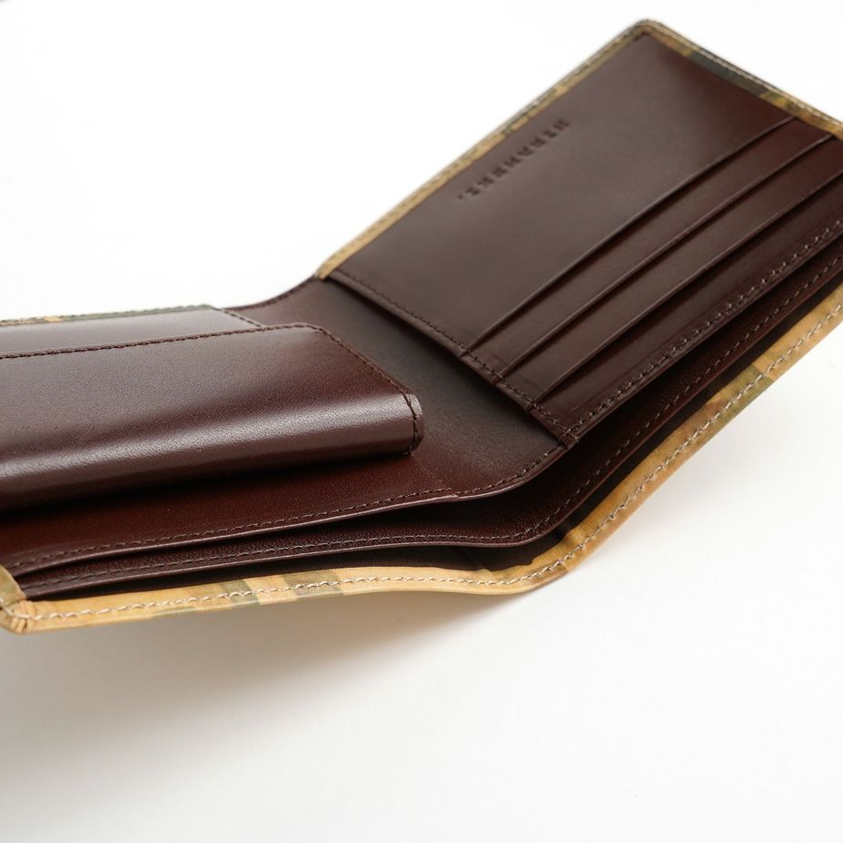 お札入れ2か所で仕分けできます。