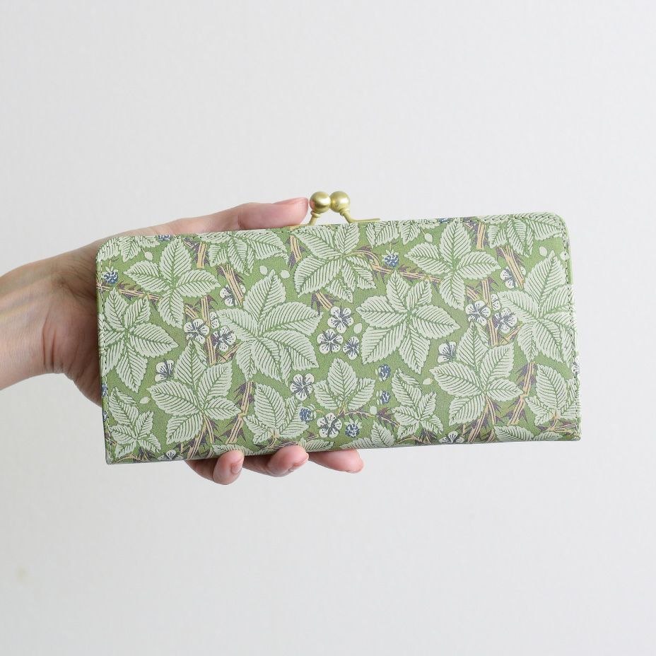 見た目はスリムでも、口は大きく開くので、出し入れがスムーズ。