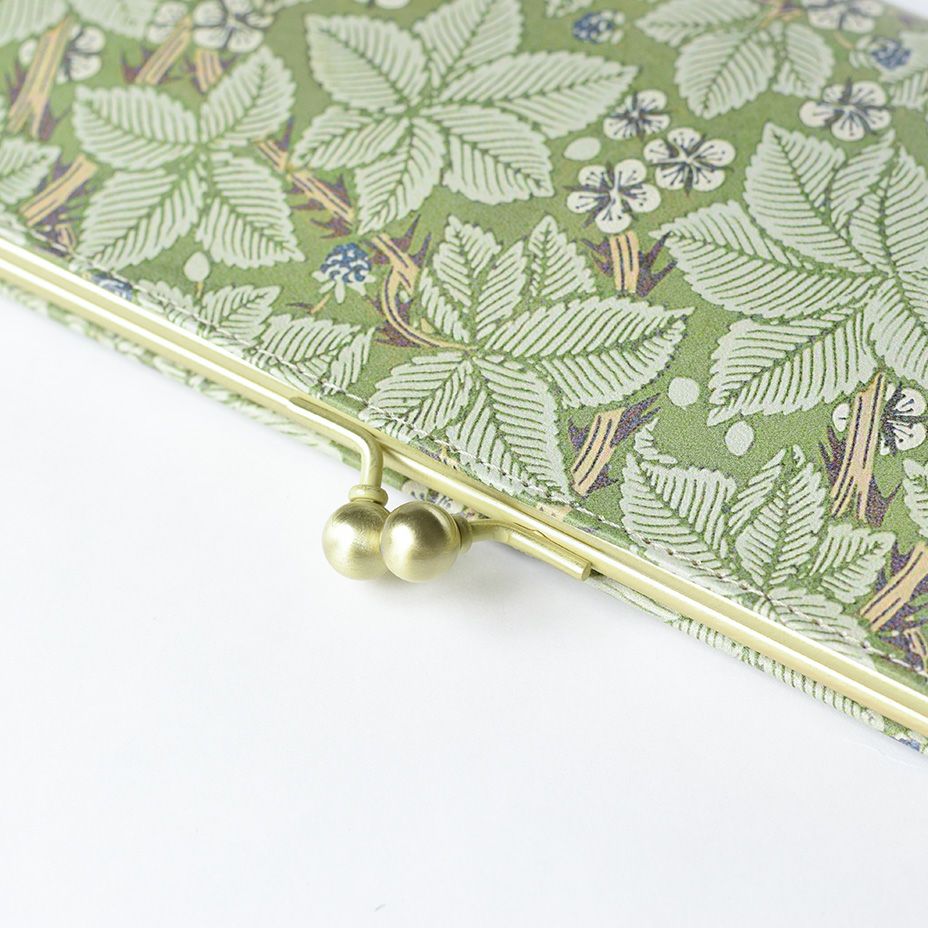 マットゴールドのがま口金具で更に上品さをプラスします。