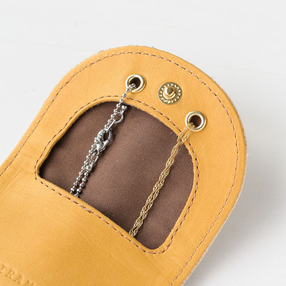 内側には柔らかい馬革を使用