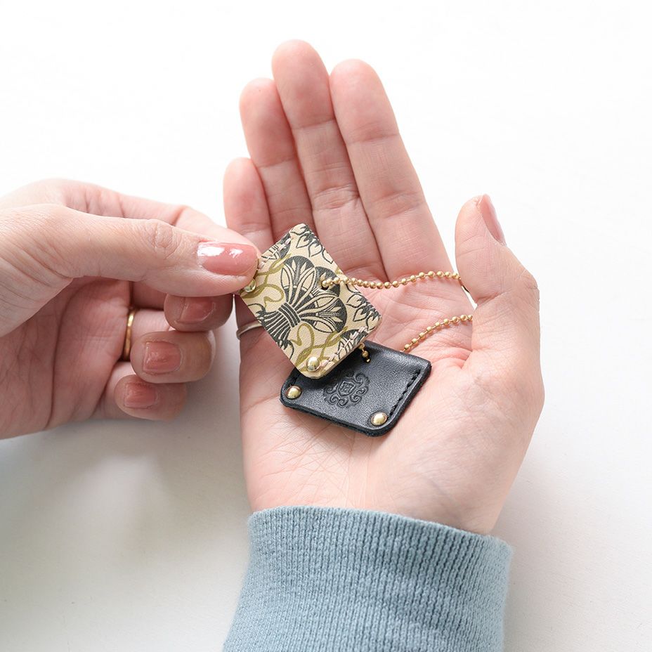 鍵の上から被せるだけで簡単に装着できます