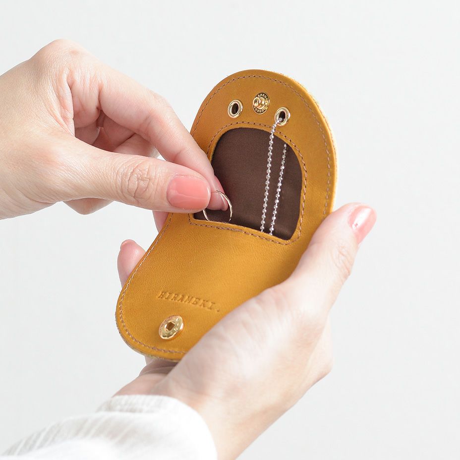 薄くスリムなので小さなバッグに入れても嵩張りません