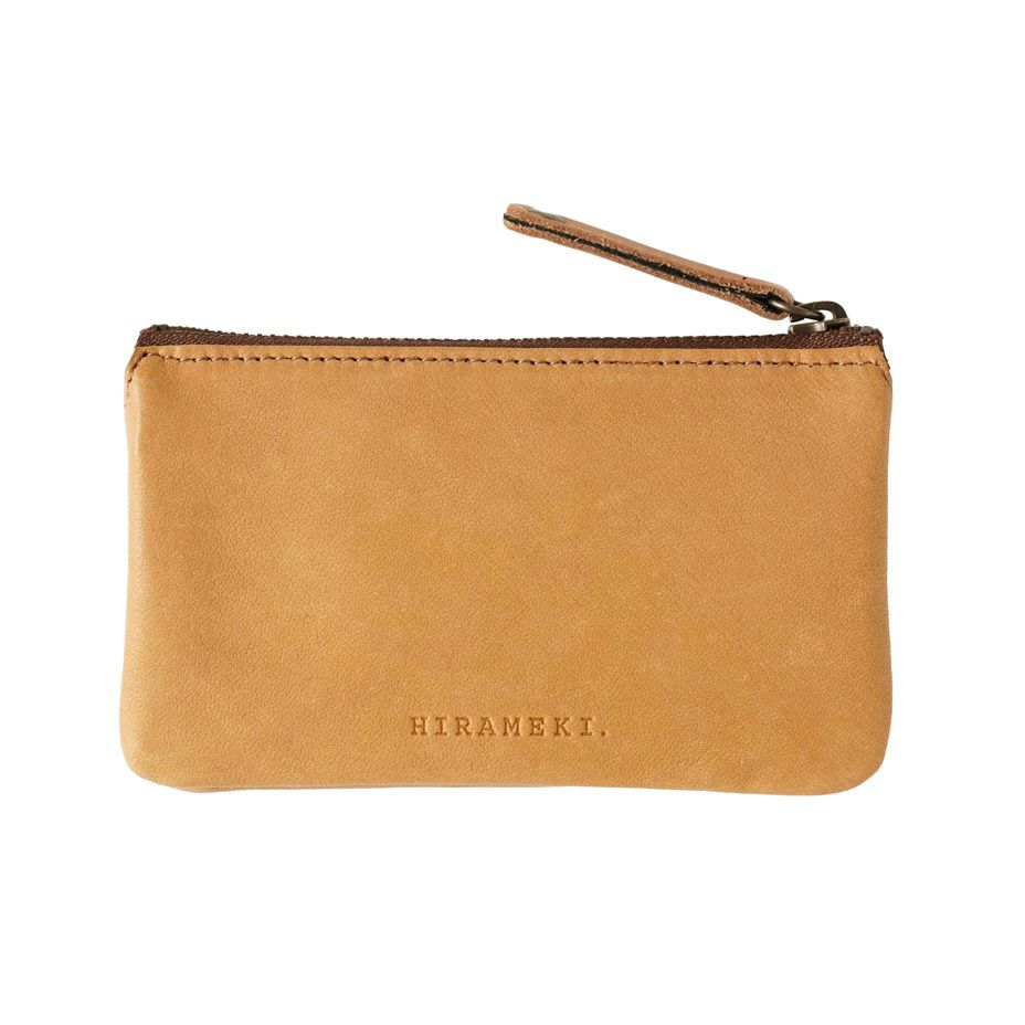 裏面の革は、きめが細かく滑らかでしっとりとした質感。ロゴの型押し入り。