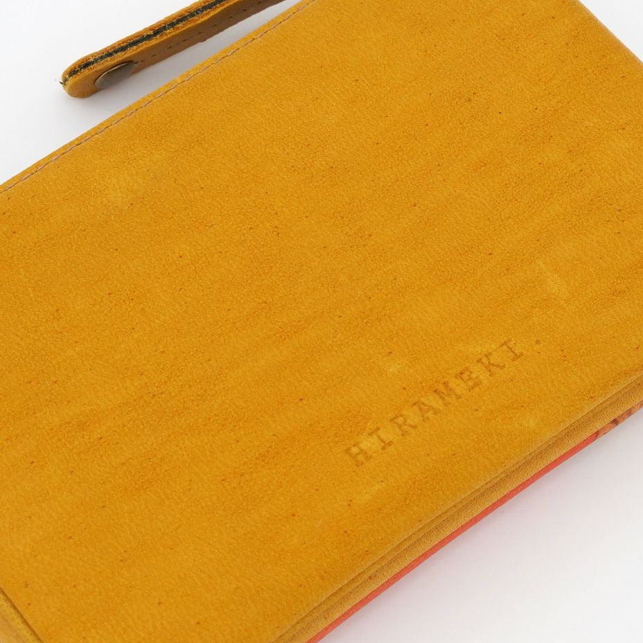 きめが細かくしっとりした質感が気持ちいい革。