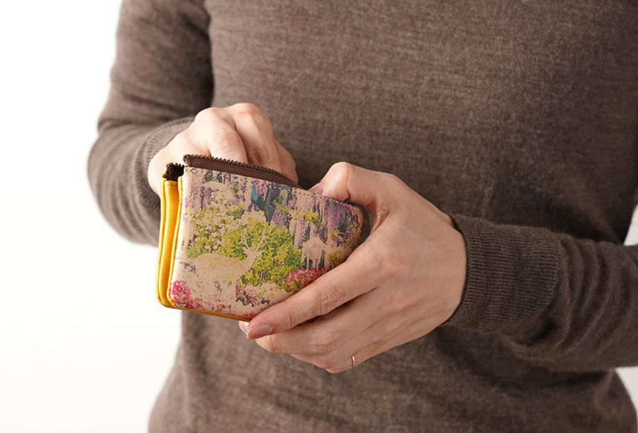 女性でも楽に片手で持てるサイズのミニ財布。