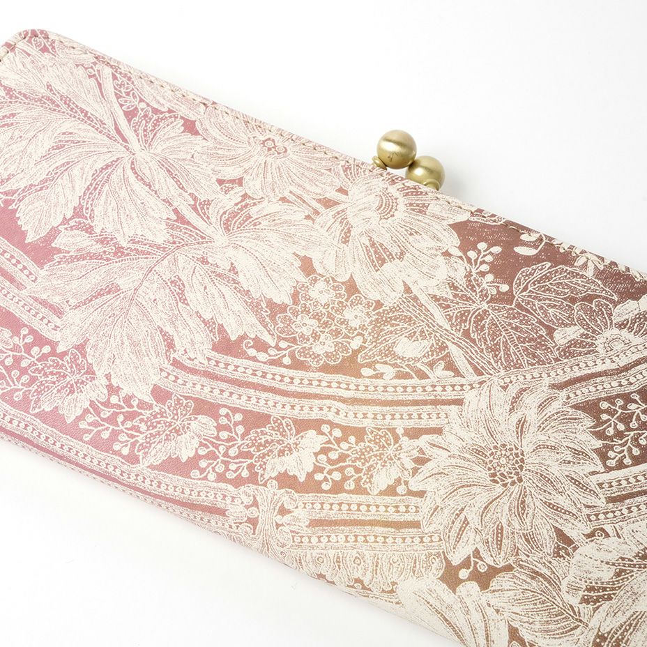 本革ならではのサラッとした素肌感を残しながらも、独自の加工で経年による色合いの変化を極限まで抑えました。