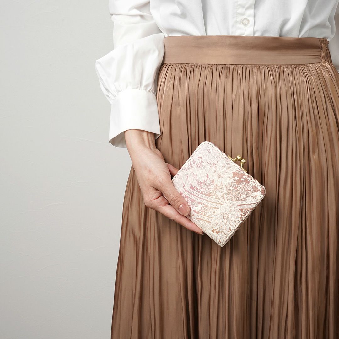 アンティークレースをモチーフにしたデザイン。