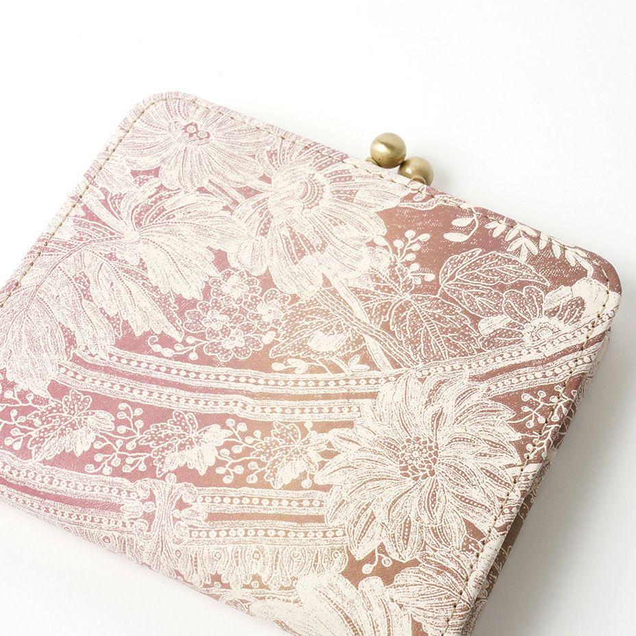 見た目はスリムでも、口は大きく開くので、出し入れがスムーズ。