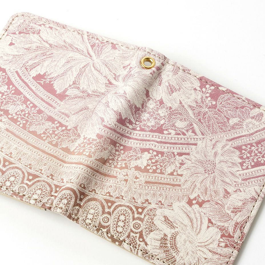 本革ならではのサラッとした素肌感を残しながらも、独自の加工で経年による色合いの変化を極限まで抑えました。