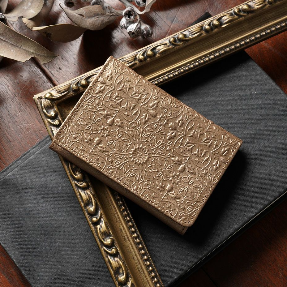 モリスの立体模様が美しい名刺入れ｜仕分けに便利な6ポケット