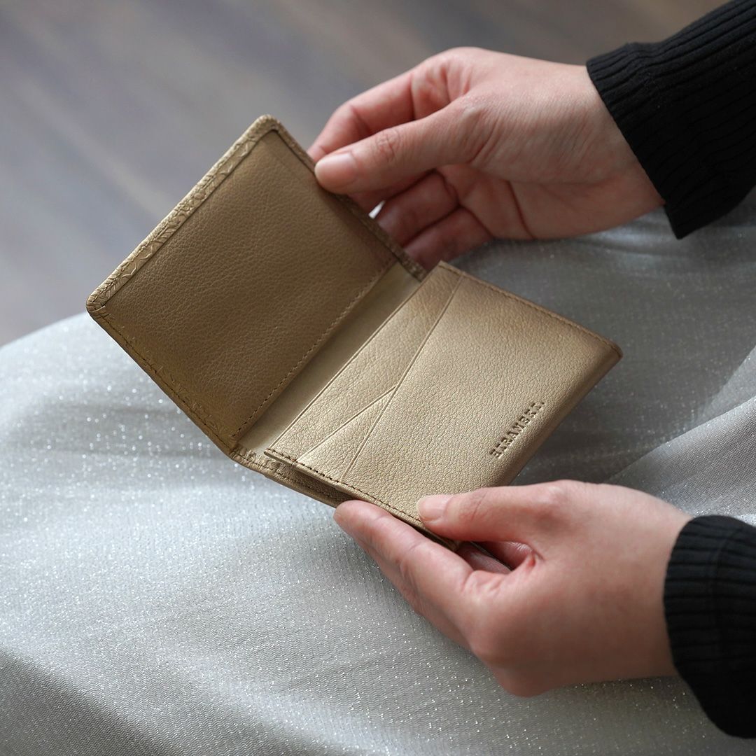 モリスの立体模様が美しい名刺入れ｜仕分けに便利な6ポケット